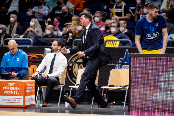 他需要在持 他需要在持